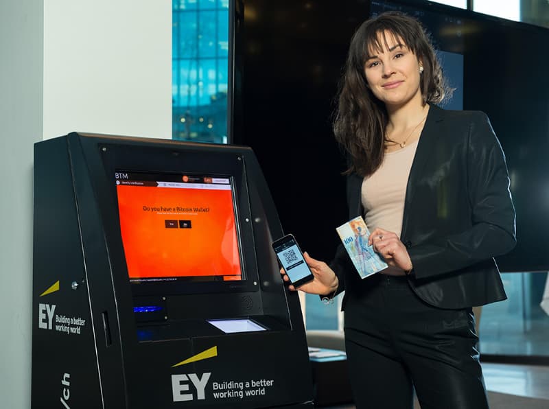 Isabella demonstrating the EY Bitcoin ATM in Zurich